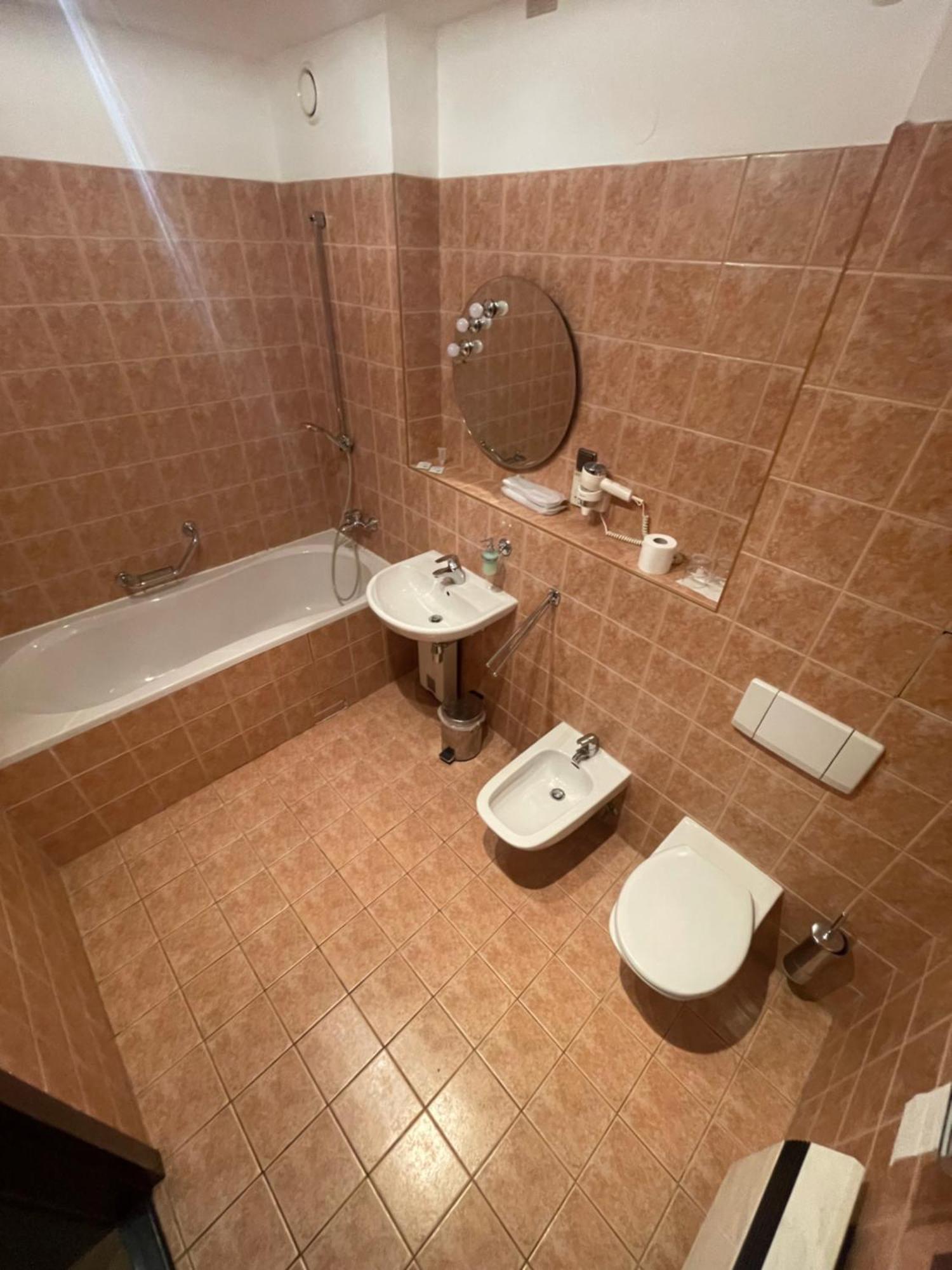 Hotel Bravo Ческа Требова Екстериор снимка