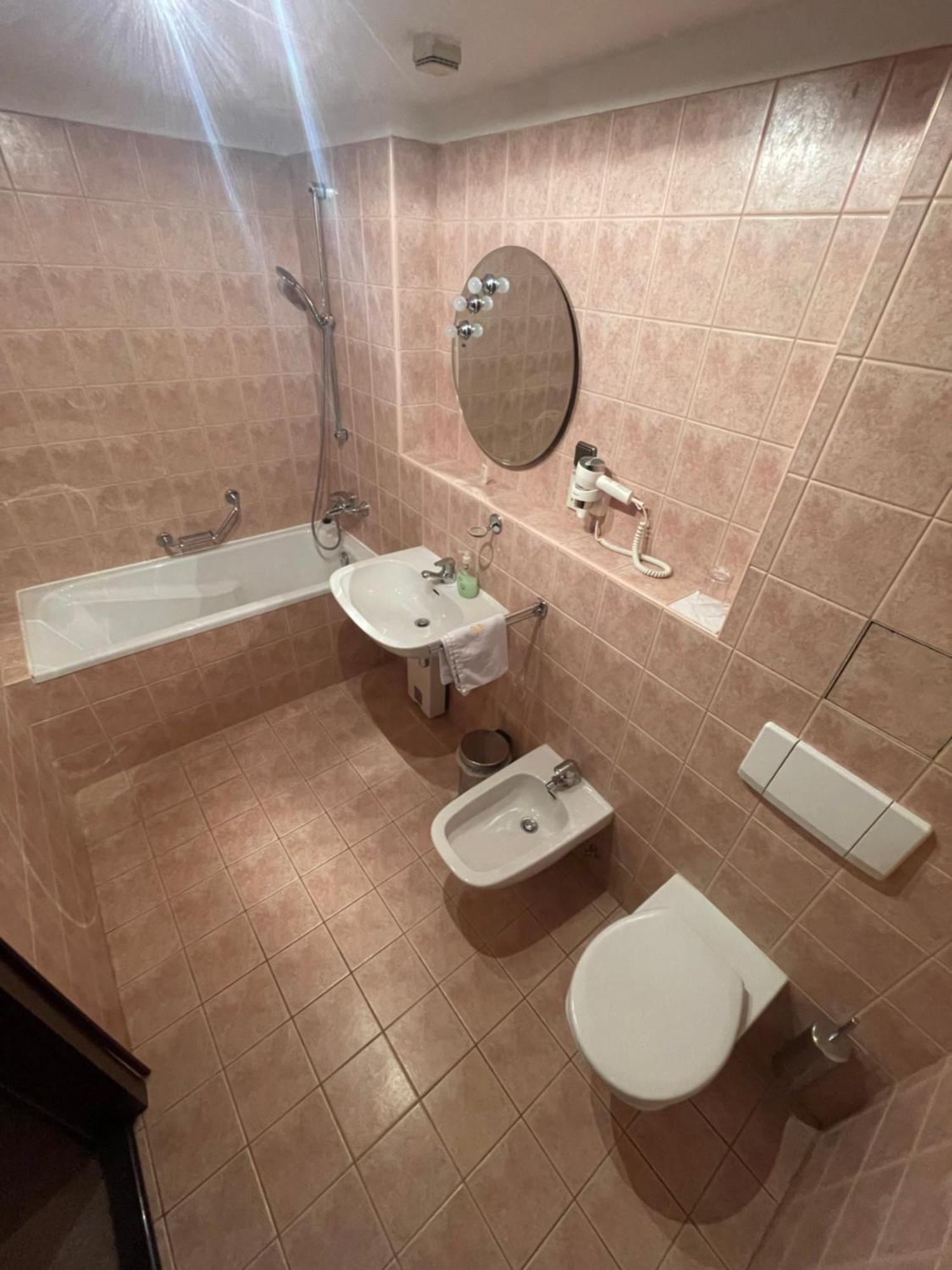 Hotel Bravo Ческа Требова Екстериор снимка