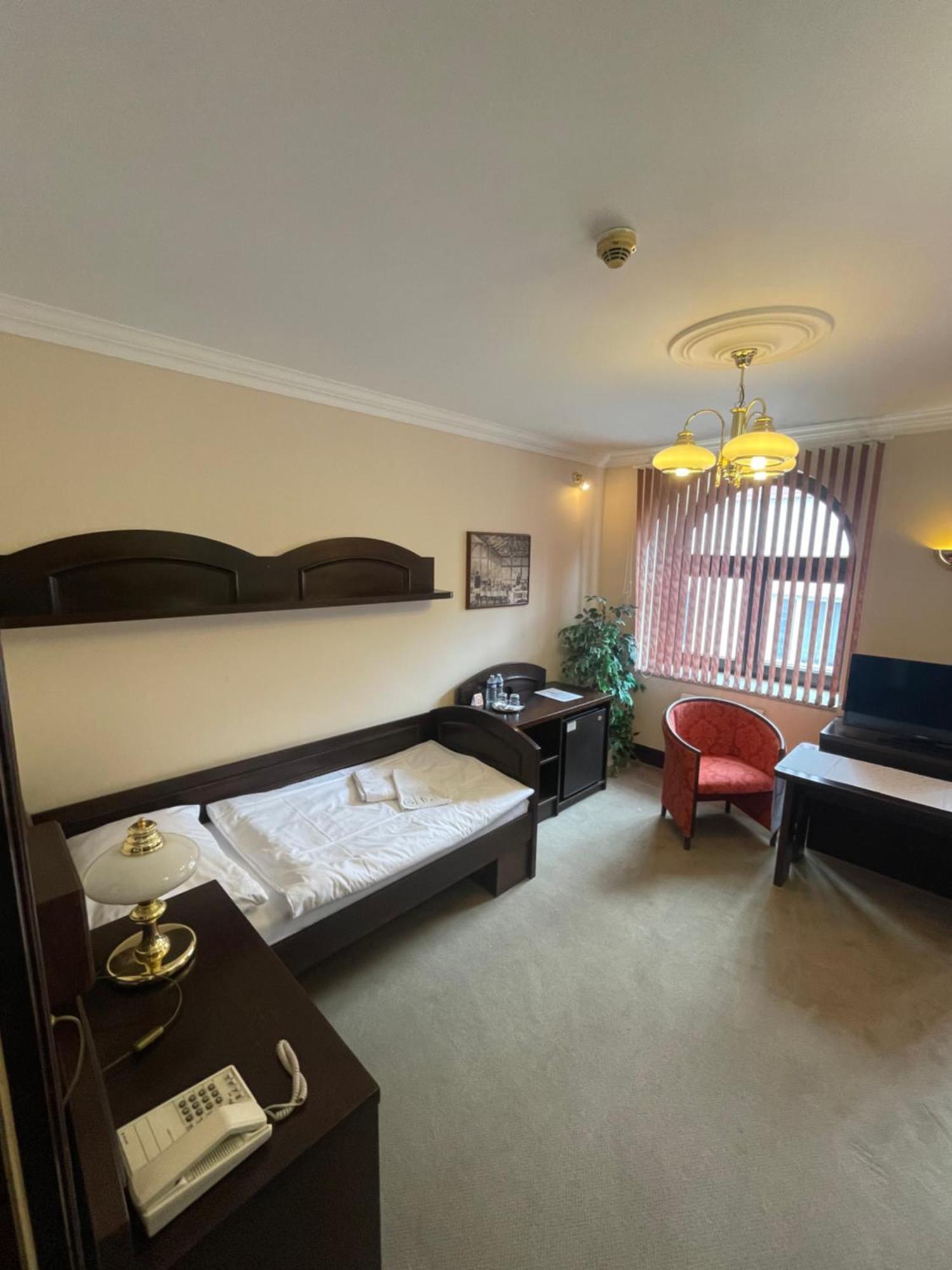 Hotel Bravo Ческа Требова Екстериор снимка