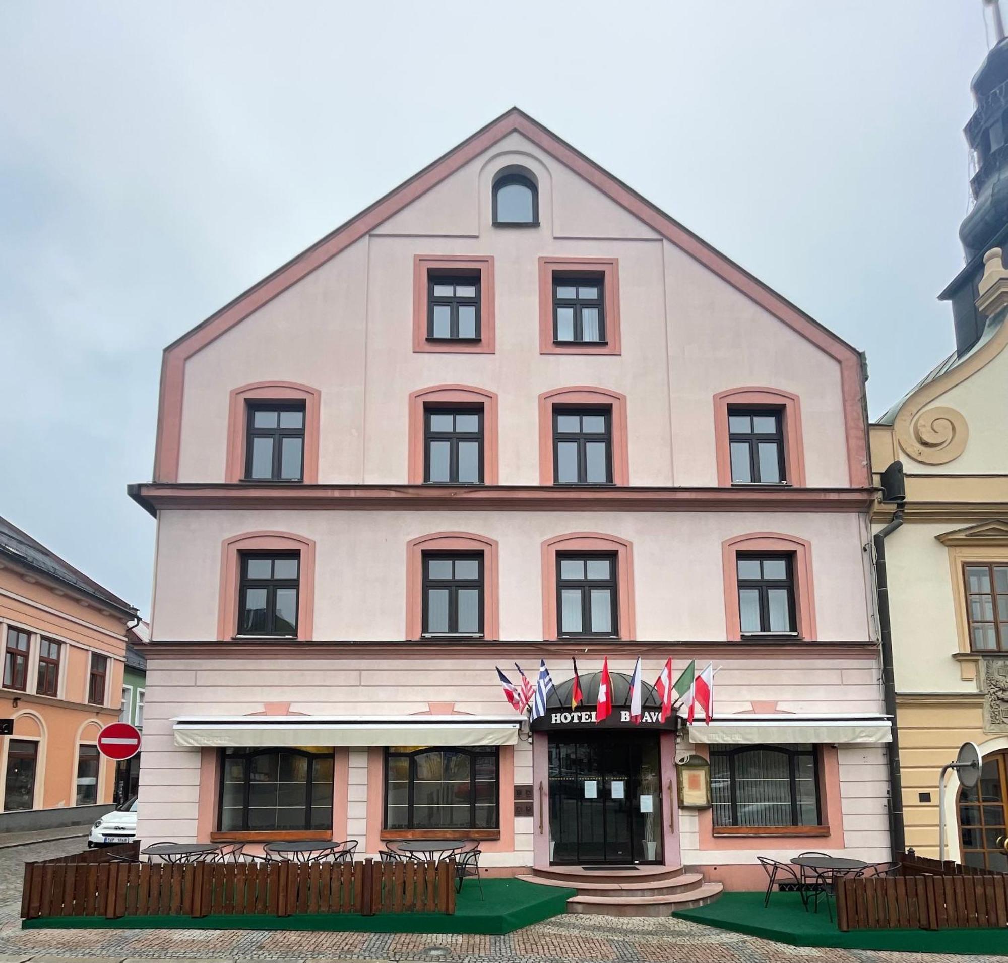 Hotel Bravo Ческа Требова Екстериор снимка