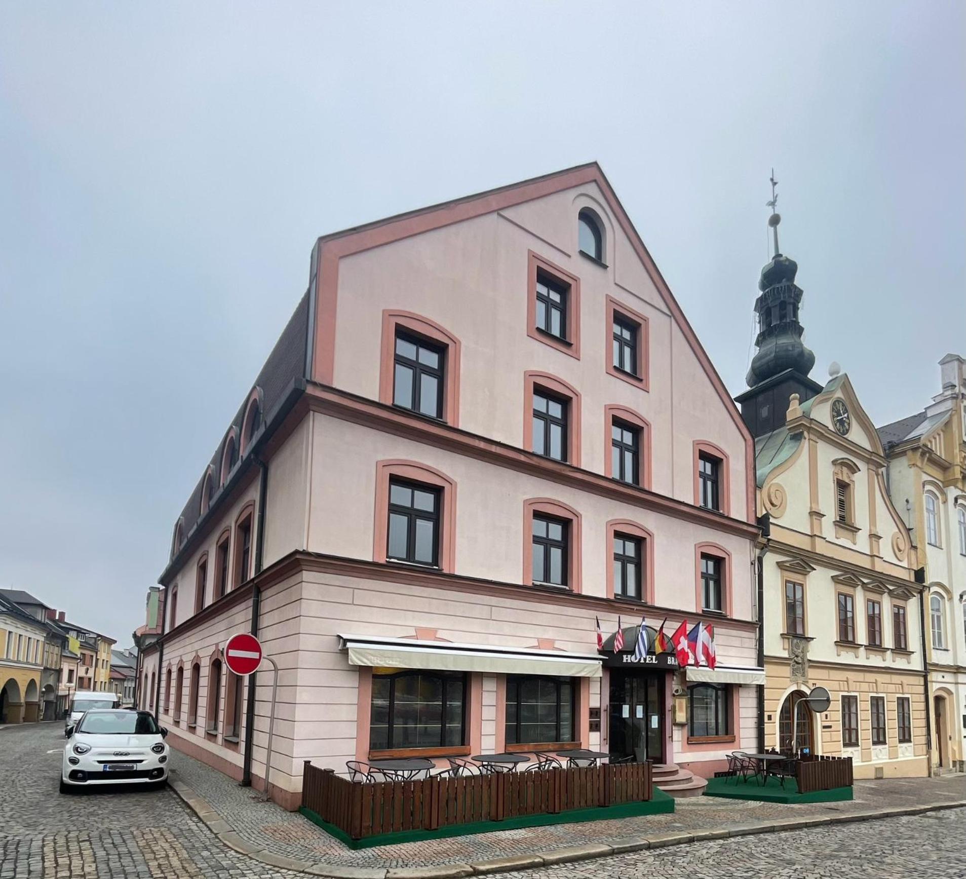 Hotel Bravo Ческа Требова Екстериор снимка