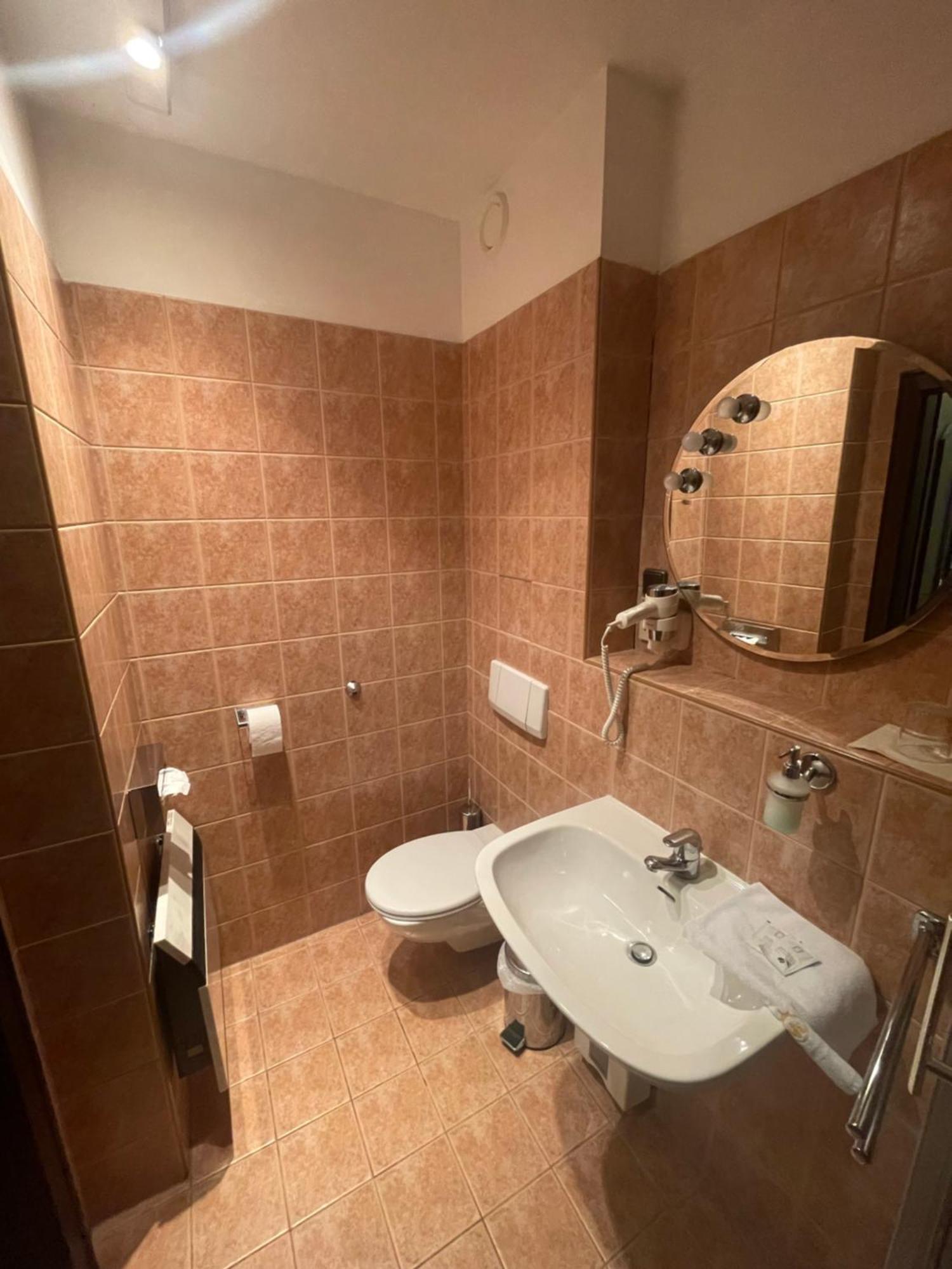 Hotel Bravo Ческа Требова Екстериор снимка